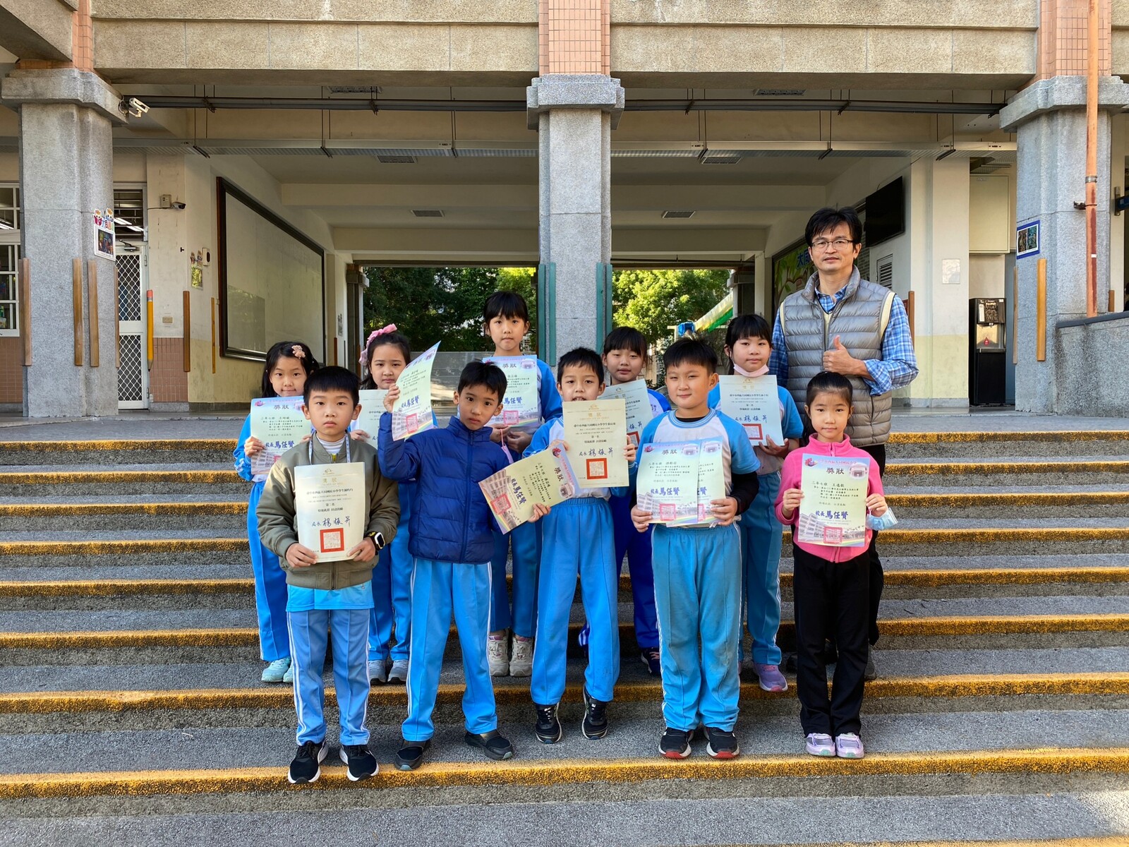 111學年度全國學生美術比賽校內初選及臺中市初賽頒獎圖片