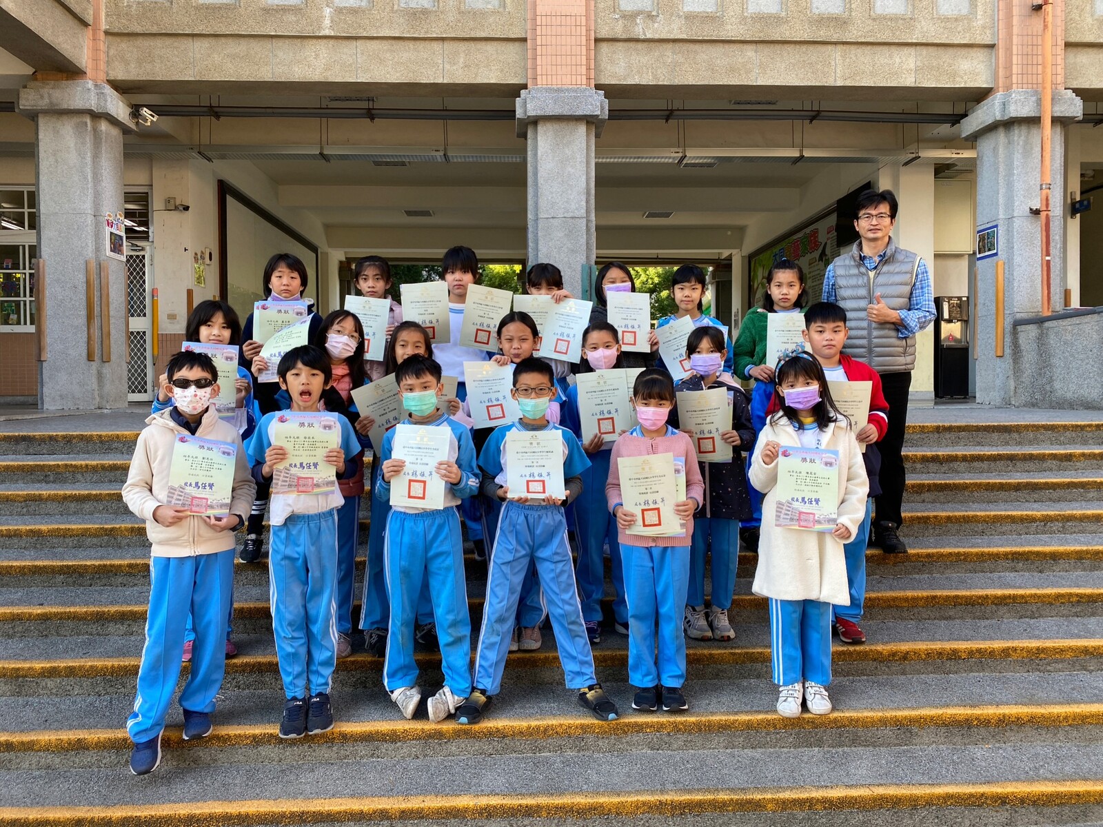 111學年度全國學生美術比賽校內初選及臺中市初賽頒獎圖片