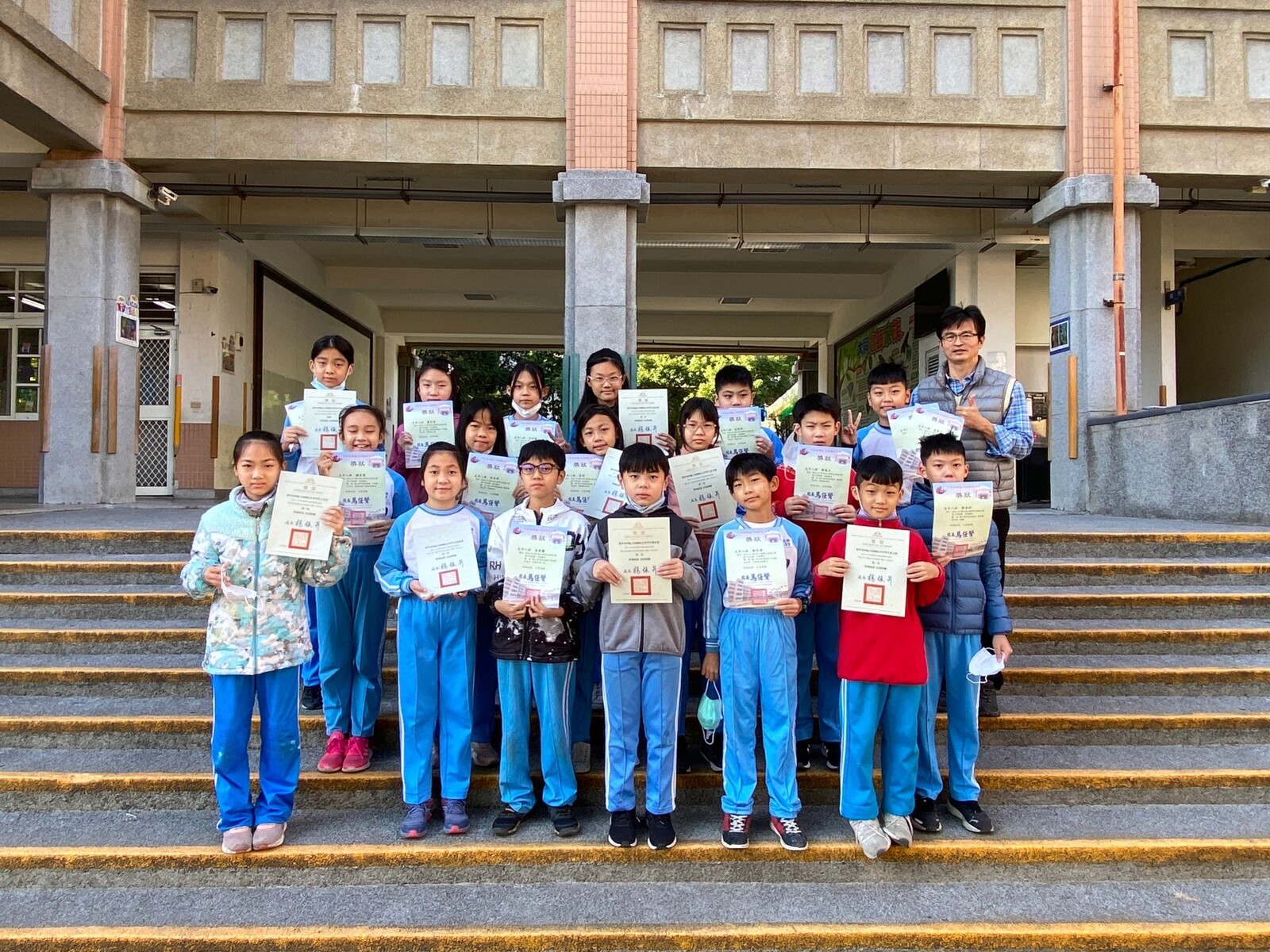 111學年度全國學生美術比賽校內初選及臺中市初賽頒獎圖片