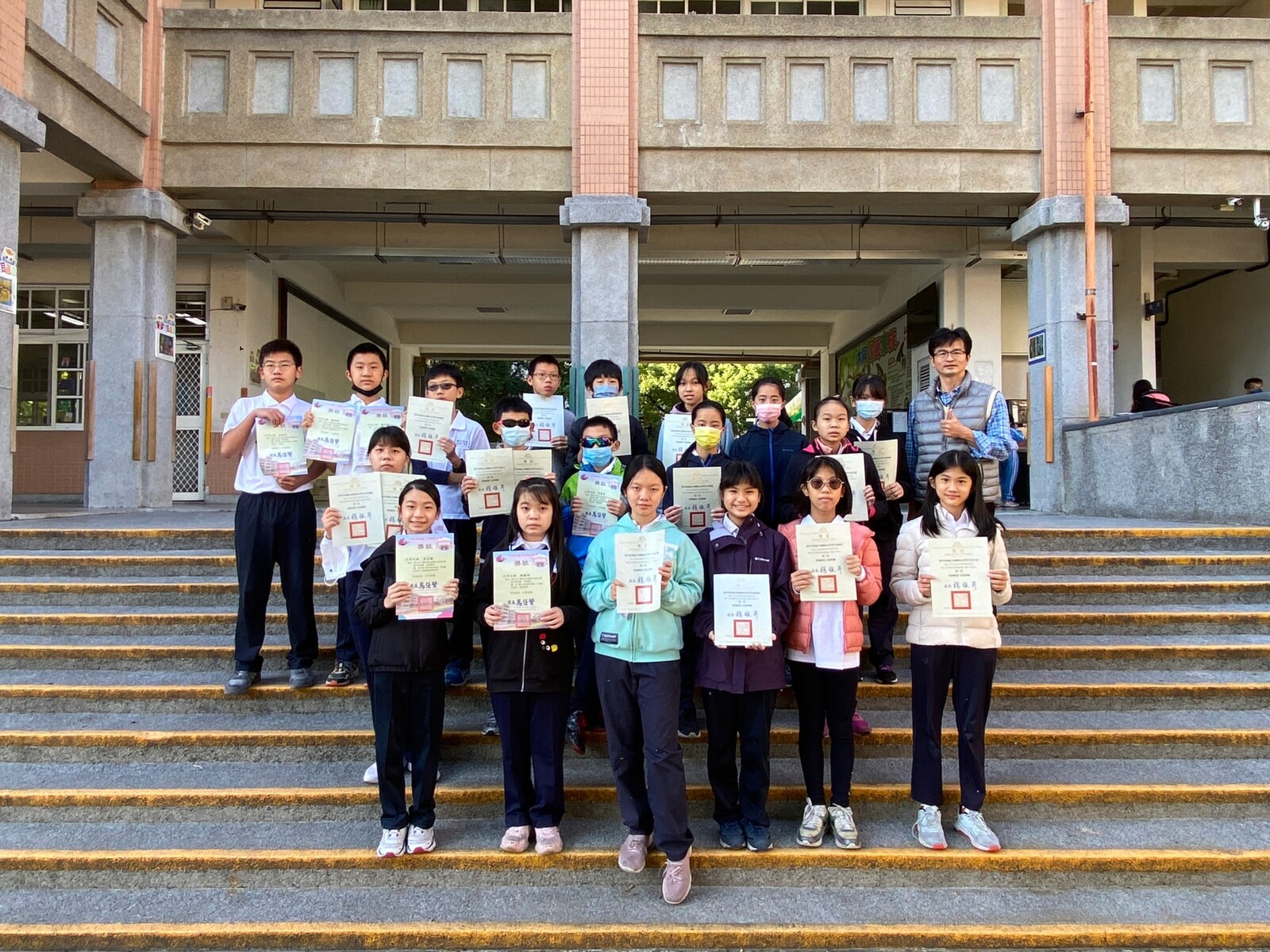 111學年度全國學生美術比賽校內初選及臺中市初賽頒獎圖片