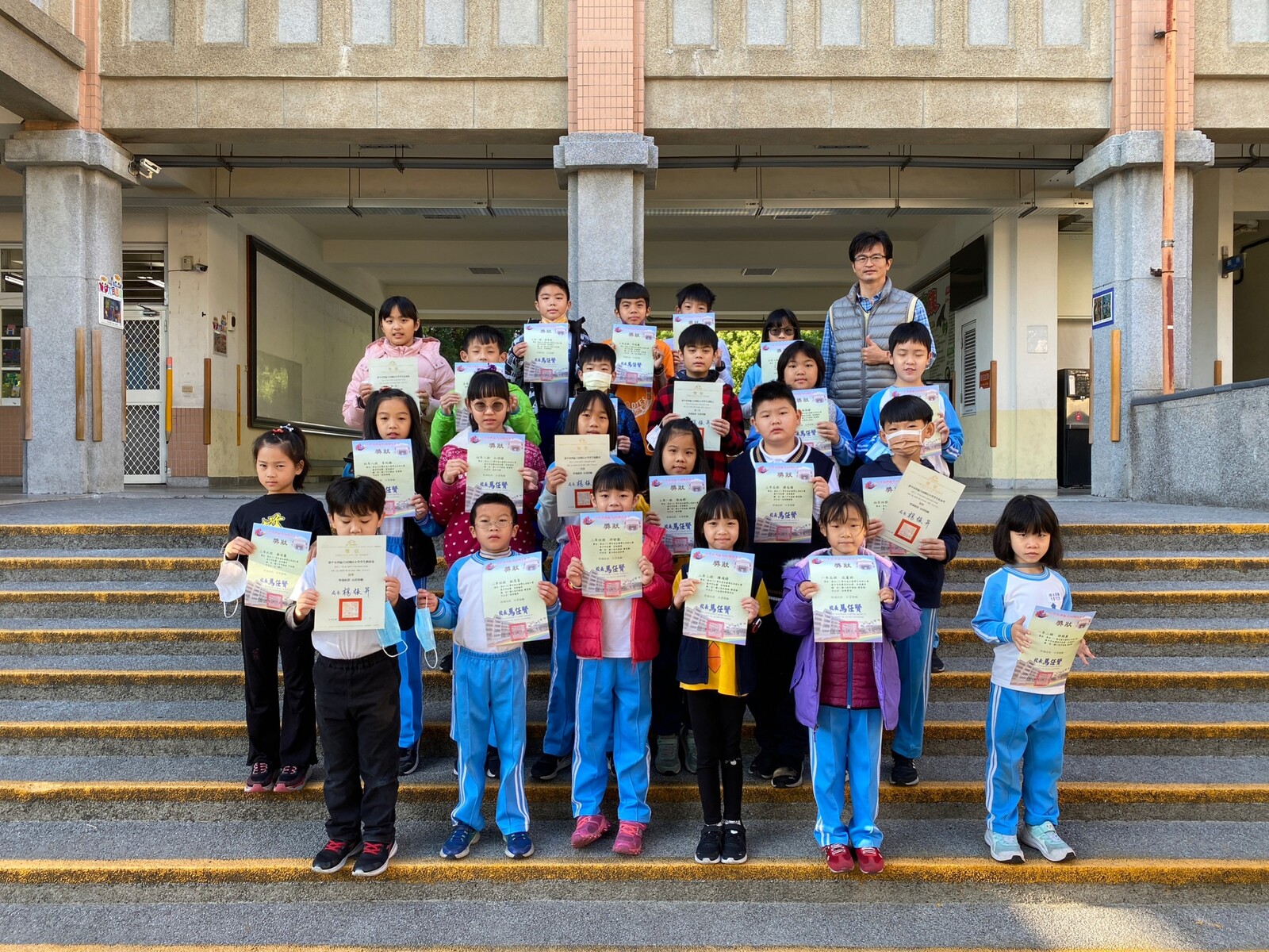 111學年度全國學生美術比賽校內初選及臺中市初賽頒獎圖片