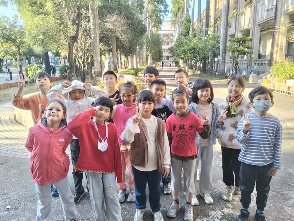 205 林妘霏、林煜峰、陳傑綸、蔡昀頤、吳承祐、林宇呈、蘇湘涵、蔡絲伃、鄭雨禾、倪婕芸、阮紀蓎、洪世軒、呂宜庭、胡恩綺、陳思萁圖片