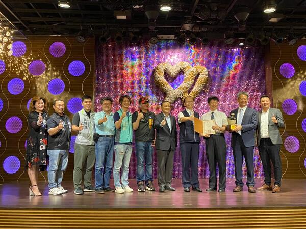 2020-11-16 家長會長&校友會理事長交接圖片(另開新視窗)