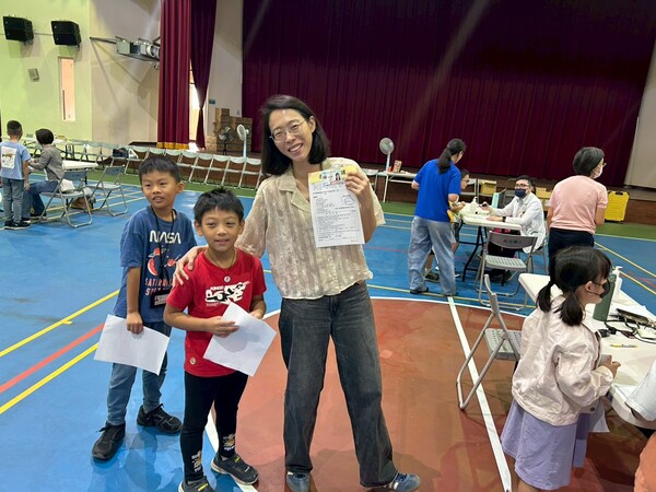 本校師生及員工接種流感疫苗，特別謝謝愛心志工媽媽的協助!