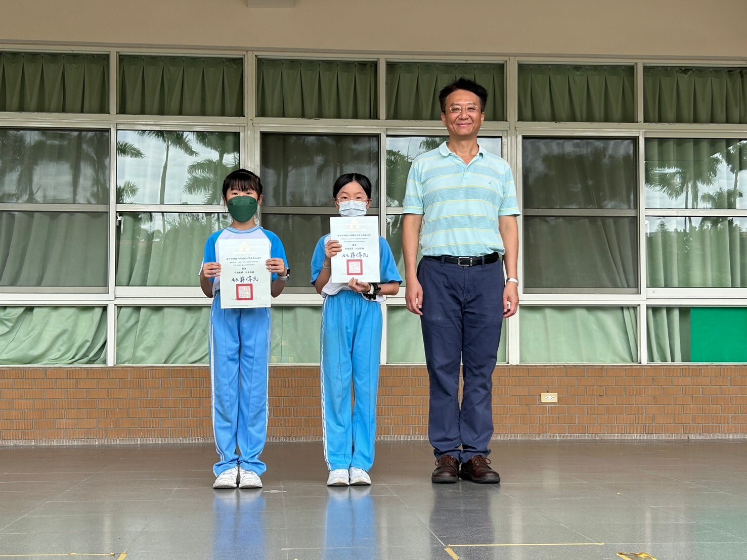 校長與得獎學生合照圖片