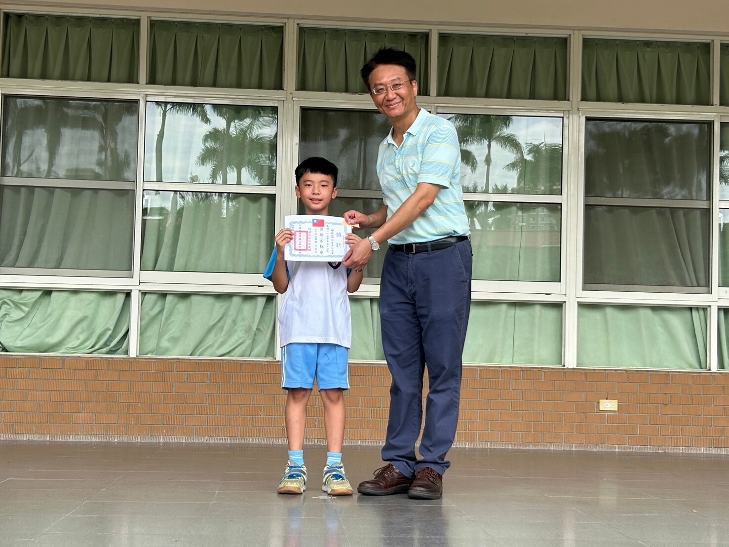 校長與得獎學生合照圖片