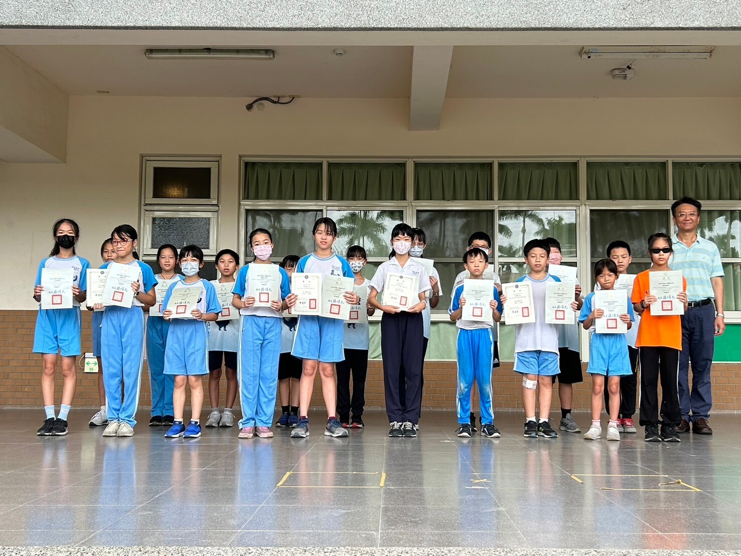 校長與得獎學生合照圖片