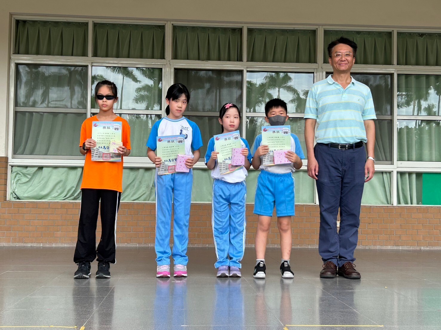 校長與得獎學生合照圖片