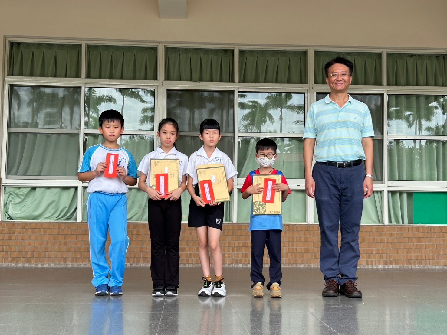 校長與得獎學生合照圖片