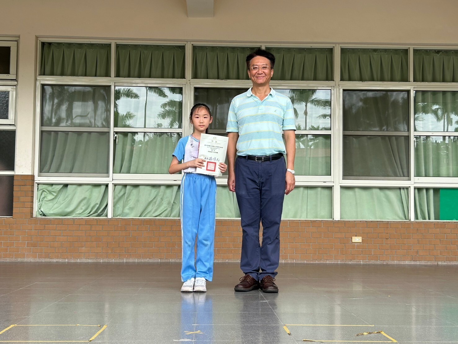 校長與得獎學生合照圖片