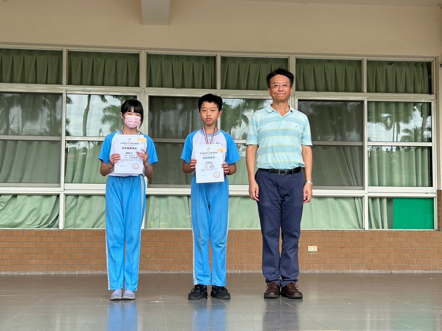 校長與得獎學生合照圖片