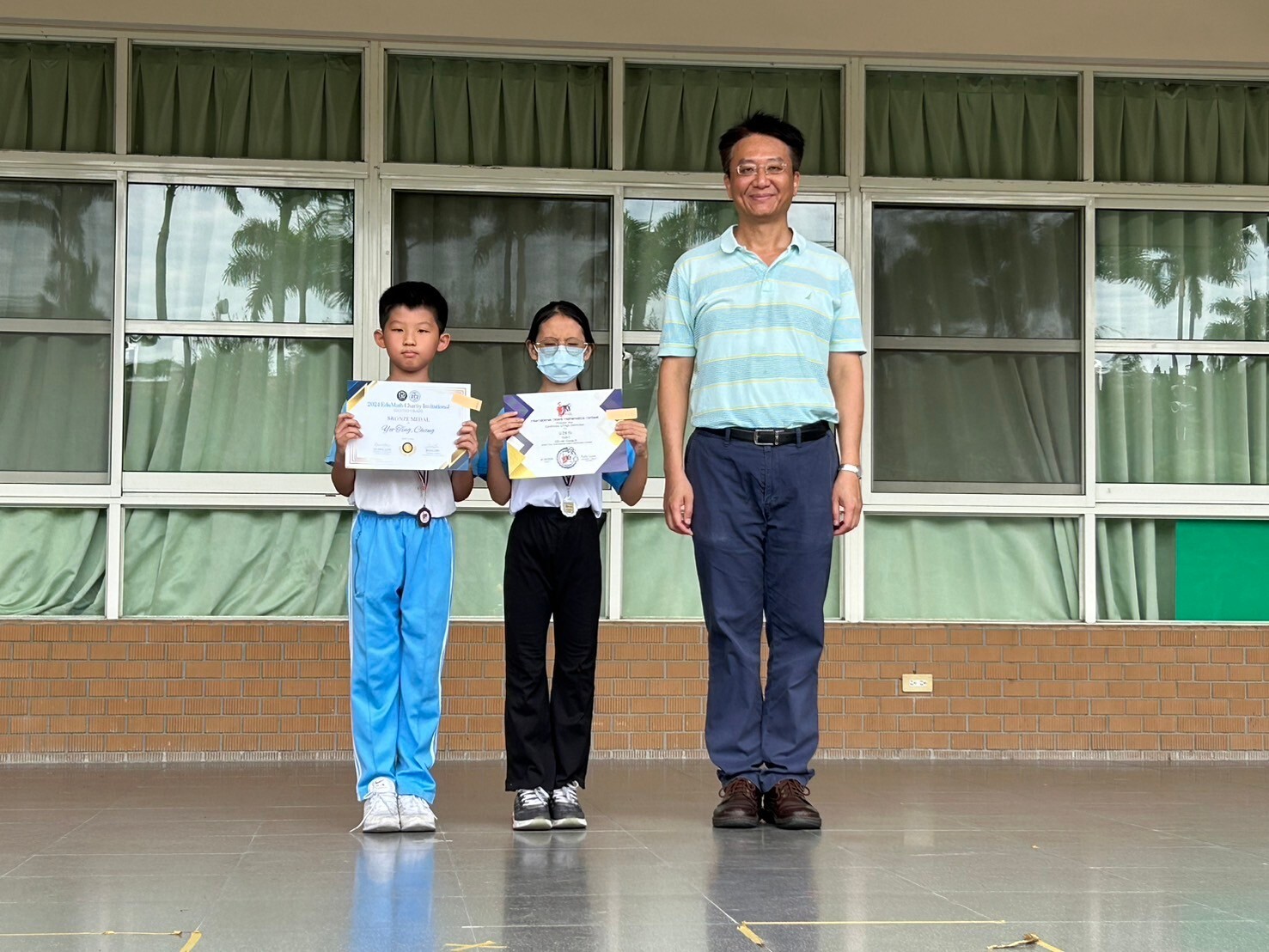 校長與得獎學生合照圖片