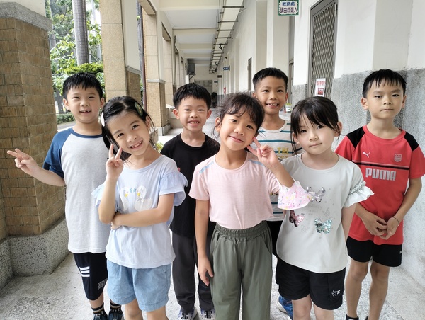 202 林茗豐，洪宇謙，許秝睿，陳湛允，戴尹姍，邱文妤，李心彤圖片