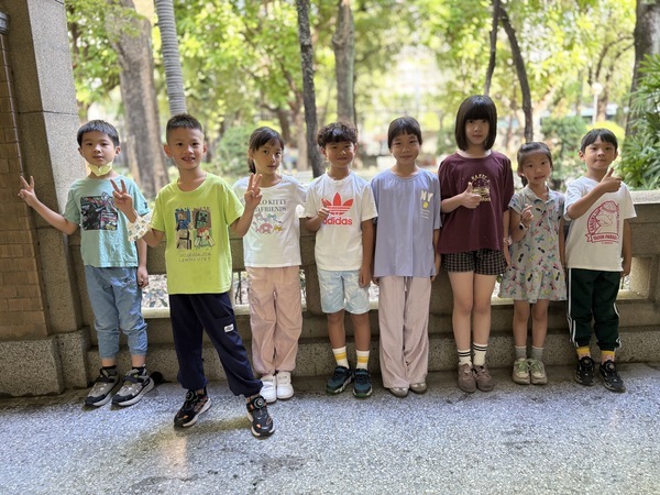 熱心服務，會主動幫助同學，表現很棒！