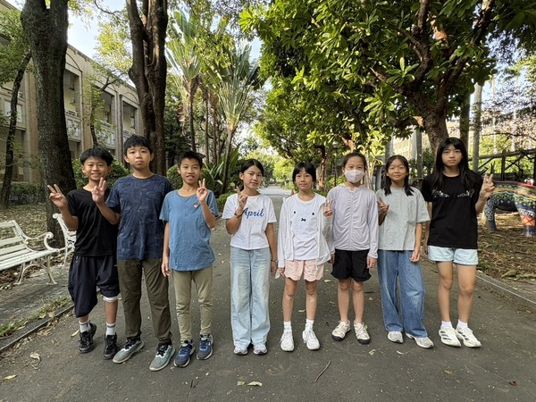 607 黃游藝 何昀蒨 梁家恩 賴翰陞 李濬廷 賴楚璇 黃芯妤 陳語菲 是班級的小天使