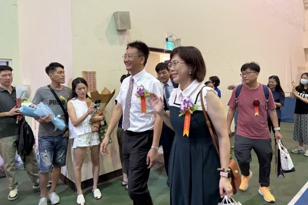 畢業生進場(另開新視窗)