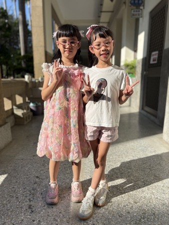 兩位小畫家作品分別榮獲第57屆世界兒童畫展台中市佳作和本年度全國美展校內推薦送件！