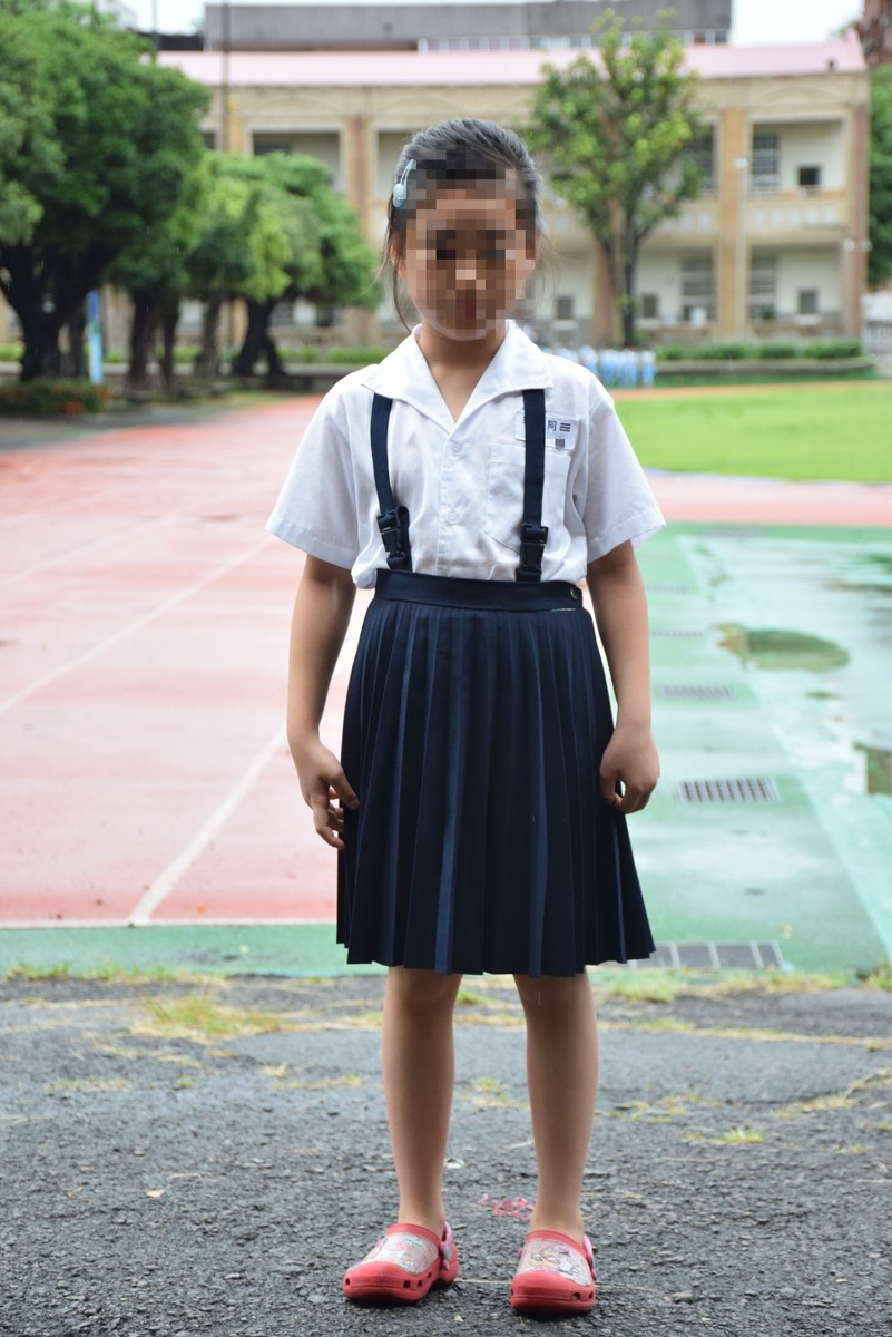 女生制服（裙裝）穿著式樣，學號牌繡於左胸口袋上方圖片
