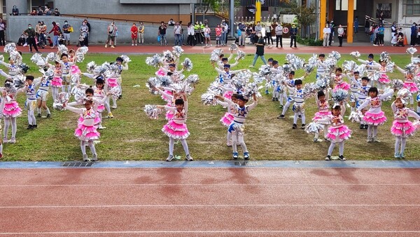 111學年度運動會～幼兒園表演節目圖片(另開新視窗)