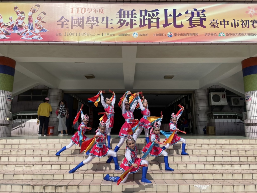 大同國小舞蹈隊民俗舞組賽後合影留念
