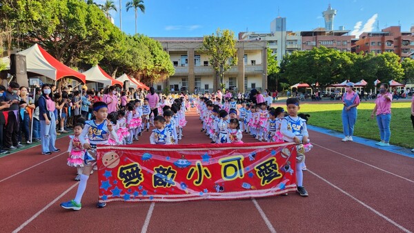 111學年度運動會～幼兒園進場與趣味競賽圖片(另開新視窗)