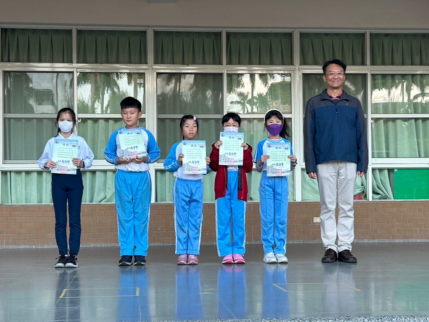 電腦繪圖中年級組得獎同學合影