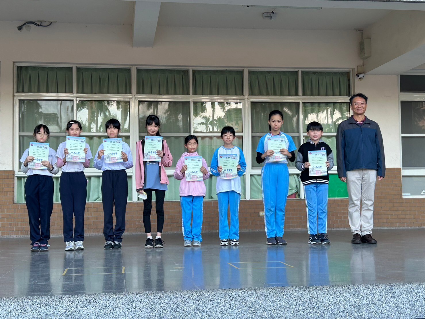 電腦繪圖高年級組得獎同學合影