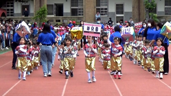112學年度運動會～幼兒園進場圖片(另開新視窗)