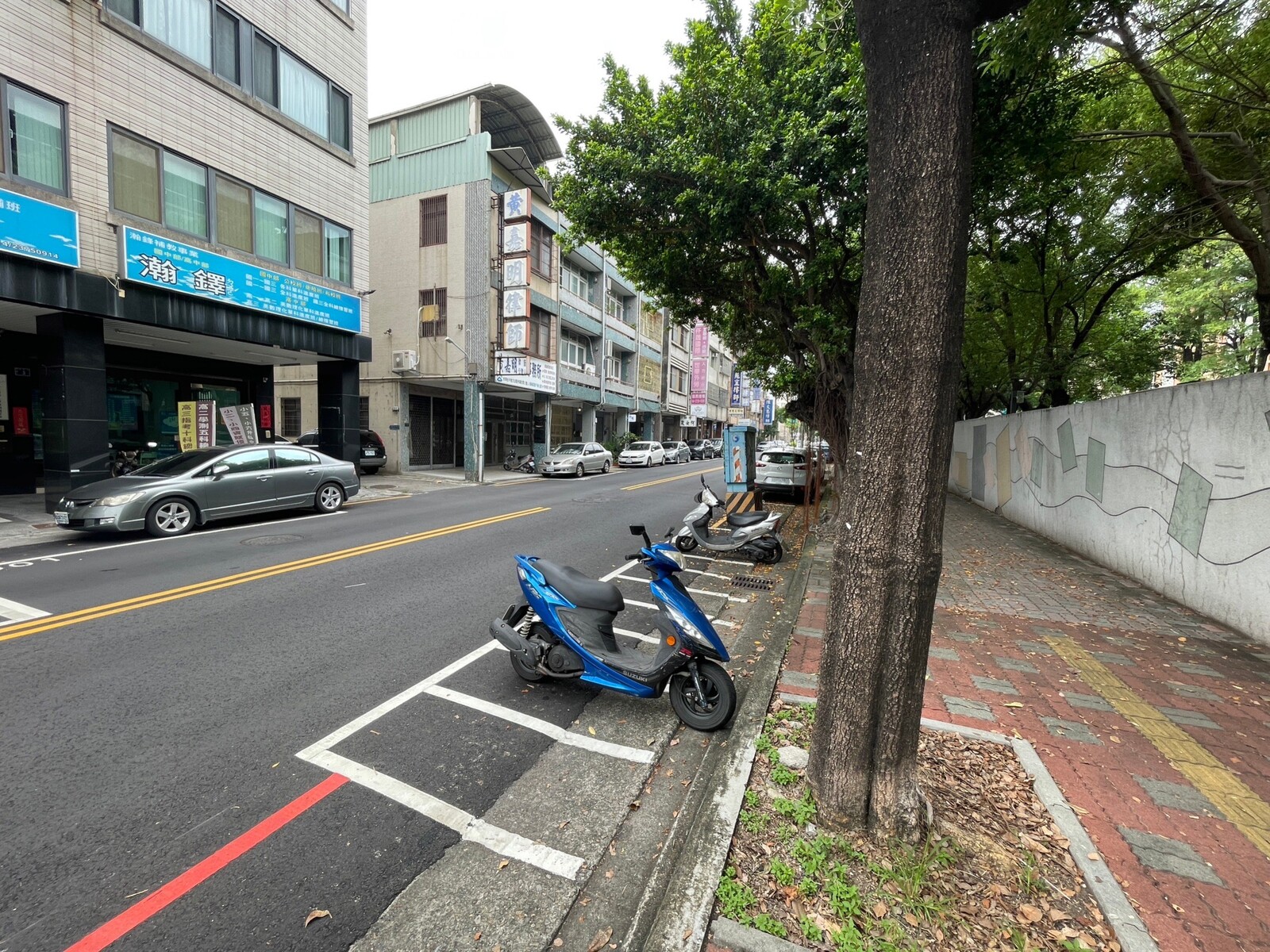 請各位家長善用建國路及康樂街交叉口附近之摩托車停車格圖片