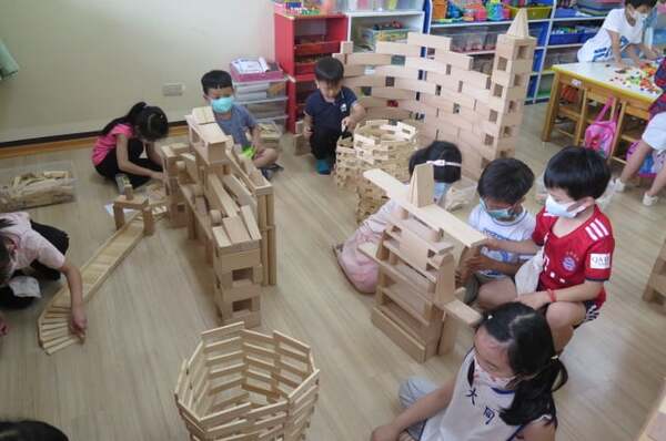 2021-04-09 幼兒園星星寶貝～積木步道圖片(另開新視窗)