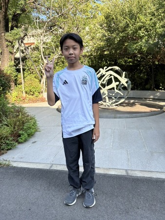 秉佑下課喜歡到操場踢足球，和同學快樂的玩在一起，因此體能佳。喜歡幫助同學，深受同學喜愛。在樂隊是不可多得的表演人才。